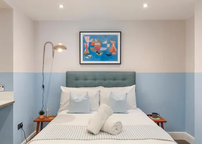 Coastal Chic Retreat In Central Brighton