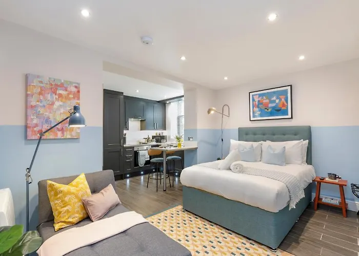 Coastal Chic Retreat In Central Brighton
